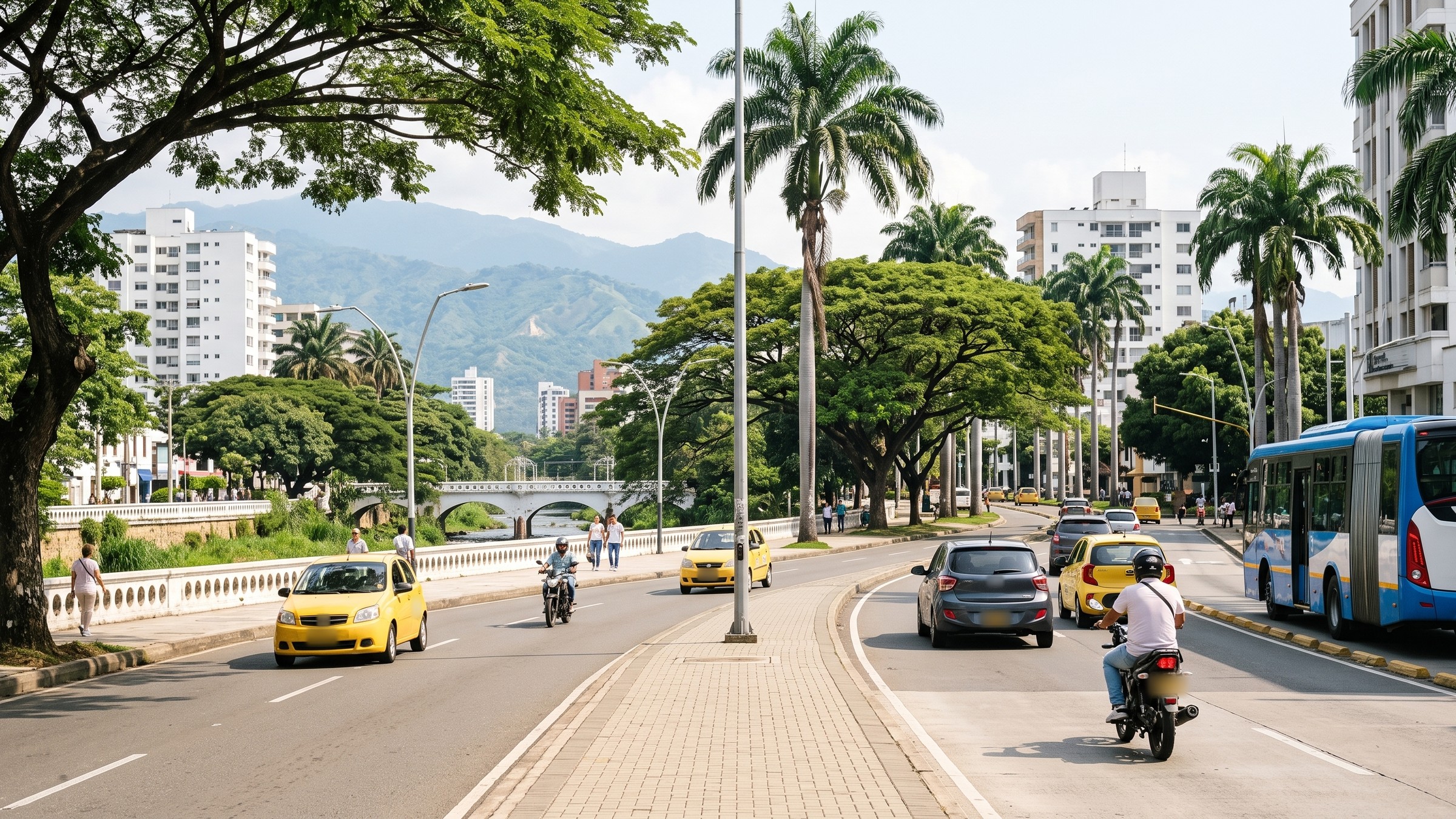 Avenida de Cali junto al río, con palmas, samanes, taxis amarillos y motos en un día soleado